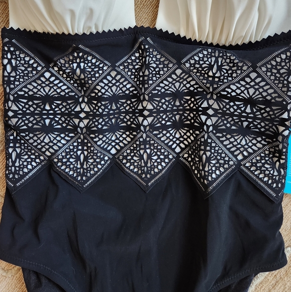 Gottex Black and White V-Neck One Piece Swimsuit - Picture 2 of 4